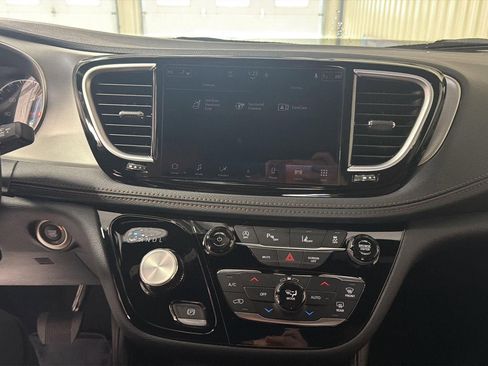 New 2026 Chrysler Pacifica Pinnacle FWD image 25