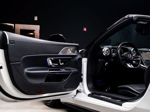 Used 2022 Mercedes-Benz SL 55 AMG 4MATIC w/ Driver Assistance Package image 30