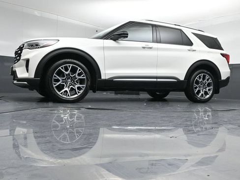 Certified 2025 Ford Explorer Platinum w/ Ultimate Package AWD/4WD image 43