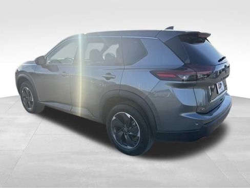 Used 2024 Nissan Rogue SV image 3