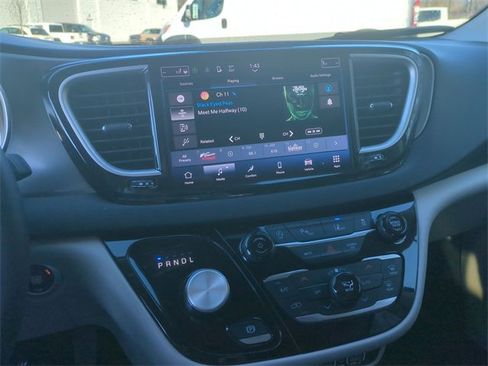 Used 2023 Chrysler Pacifica Touring-L image 35