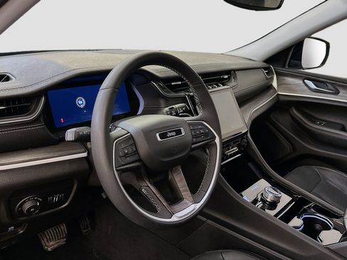 Used 2023 Jeep Grand Cherokee Limited w/ Black Appearance Package image 18