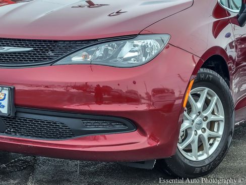 Used 2022 Chrysler Voyager LX image 36