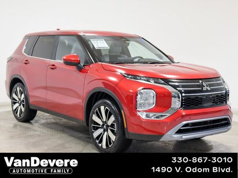 Used 2025 Mitsubishi Outlander SE image 1