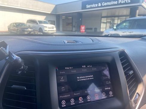 Used 2019 Jeep Cherokee Latitude w/ Popular Appearance Group FWD image 11