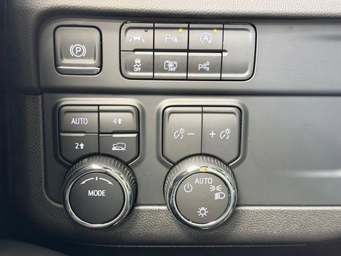 Used 2025 Chevrolet Suburban LS AWD/4WD image 44
