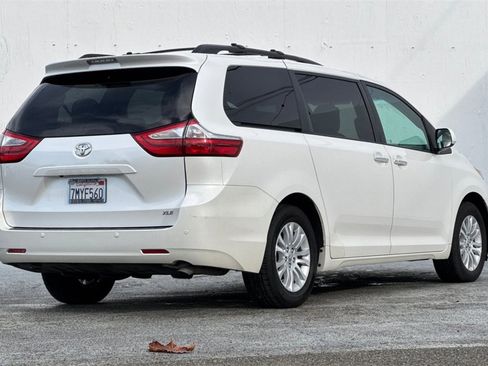 Used 2015 Toyota Sienna L image 4