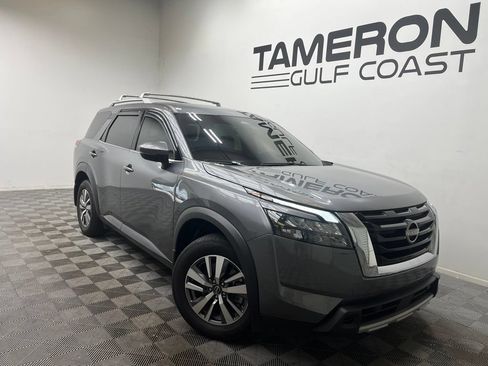 Used 2025 Nissan Pathfinder SL FWD image 1