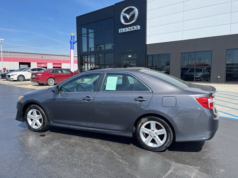 Used 2014 Toyota Camry SE w/ Moonroof Package image 3
