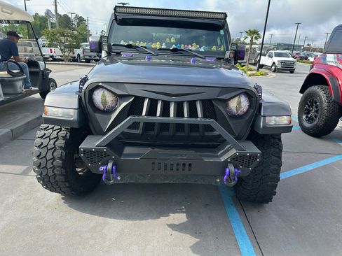 Used 2019 Jeep Wrangler Unlimited Sahara AWD/4WD image 2