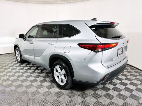 Used 2023 Toyota Highlander LE image 5