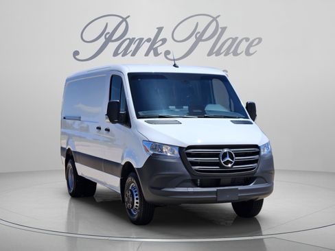 Used 2026 Mercedes-Benz Sprinter 4500 image 4