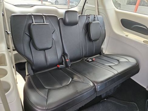 Used 2023 Chrysler Pacifica Touring-L FWD image 29