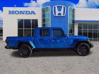 Used 2025 Jeep Gladiator Nighthawk video 2