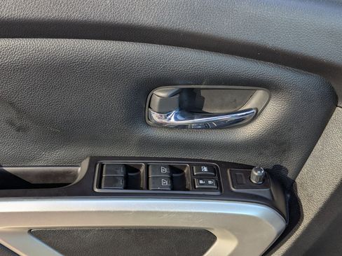 Used 2020 Nissan Titan SV image 12