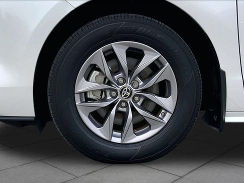Used 2024 Toyota Sienna XLE FWD image 11