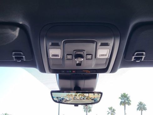 Used 2025 Chevrolet Suburban High Country image 23