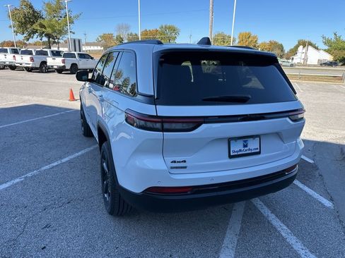 New 2025 Jeep Grand Cherokee Altitude AWD/4WD image 23
