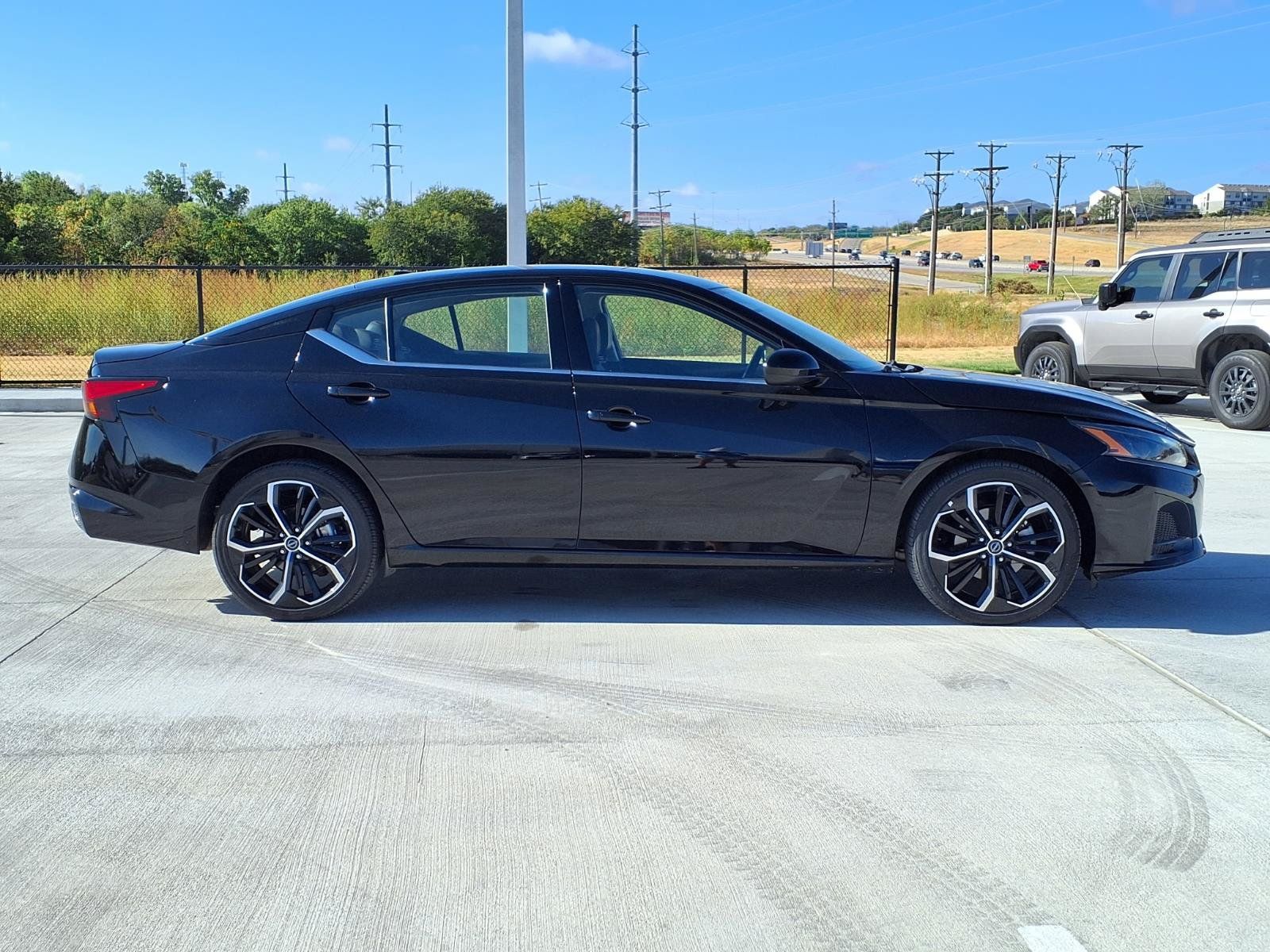 Used 2025 Nissan Altima 2.5 SR AWD/4WD image 10