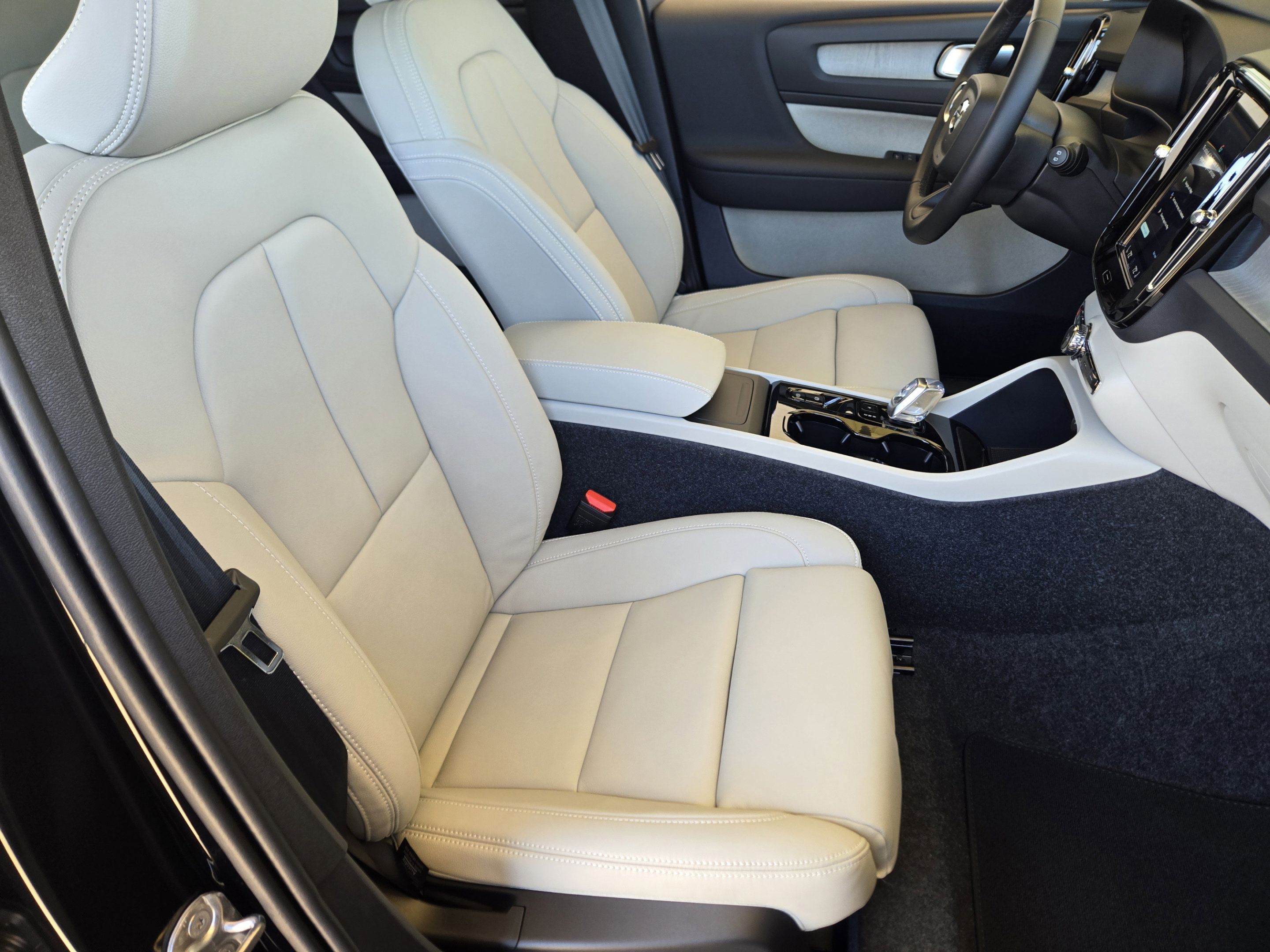 Used 2026 Volvo XC40 B5 Plus w/ Protection Package Premier AWD/4WD image 12