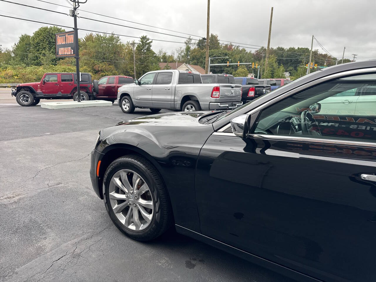 Used 2017 Chrysler 300 C w/ Safetytec Plus Group AWD/4WD image 4