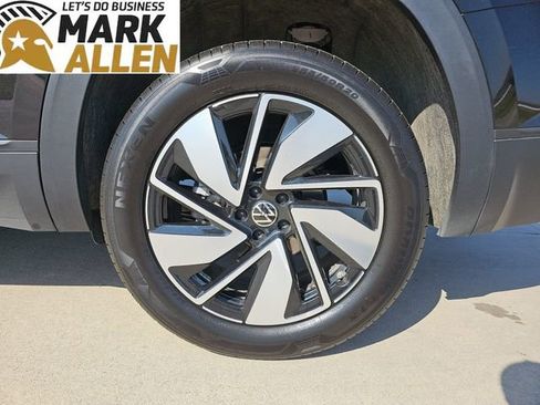 Used 2025 Volkswagen Atlas SE AWD/4WD image 32