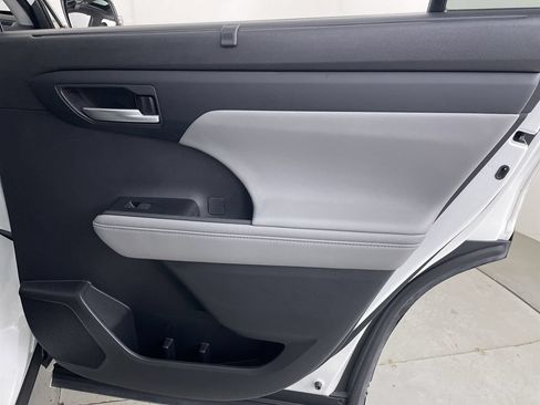 Used 2020 Toyota Highlander XLE AWD/4WD image 23