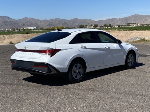 New 2026 Hyundai Elantra SE FWD image 3