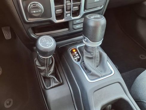 Used 2024 Jeep Wrangler Unlimited Sport AWD/4WD image 31