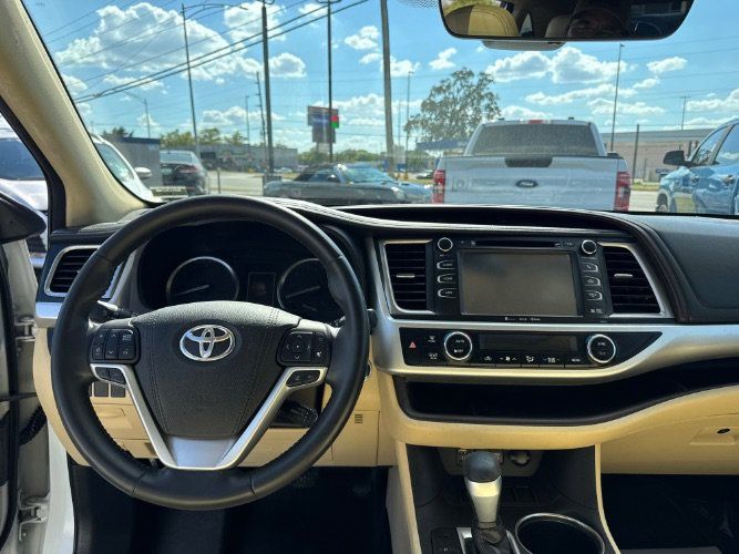 Used 2018 Toyota Highlander XLE FWD image 16
