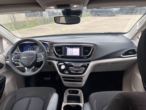Used 2023 Chrysler Voyager LX image 36