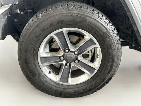 Used 2019 Jeep Wrangler Unlimited Sahara AWD/4WD image 11