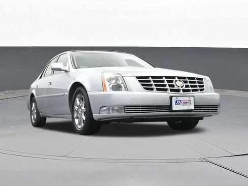 Used 2010 Cadillac DTS Luxury image 49