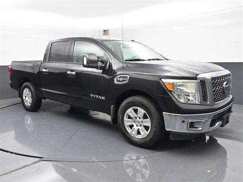 Used 2017 Nissan Titan SV image 2