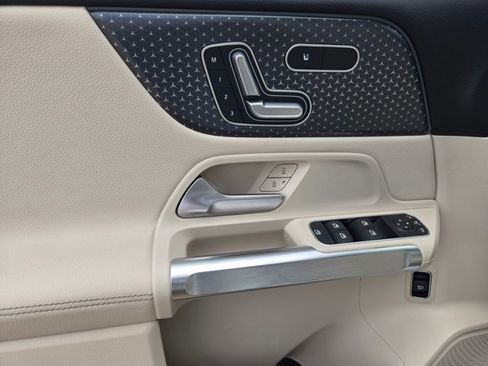 Used 2025 Mercedes-Benz GLB 250 4MATIC image 23