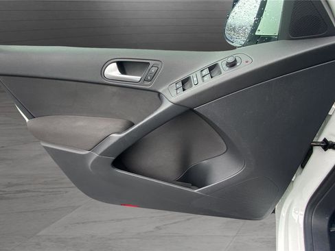 Used 2017 Volkswagen Tiguan S image 16