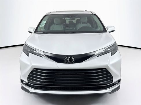 Certified 2026 Toyota Sienna XLE FWD image 9