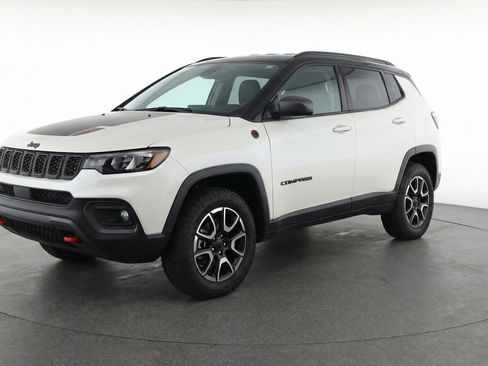 Used 2025 Jeep Compass Trailhawk image 3
