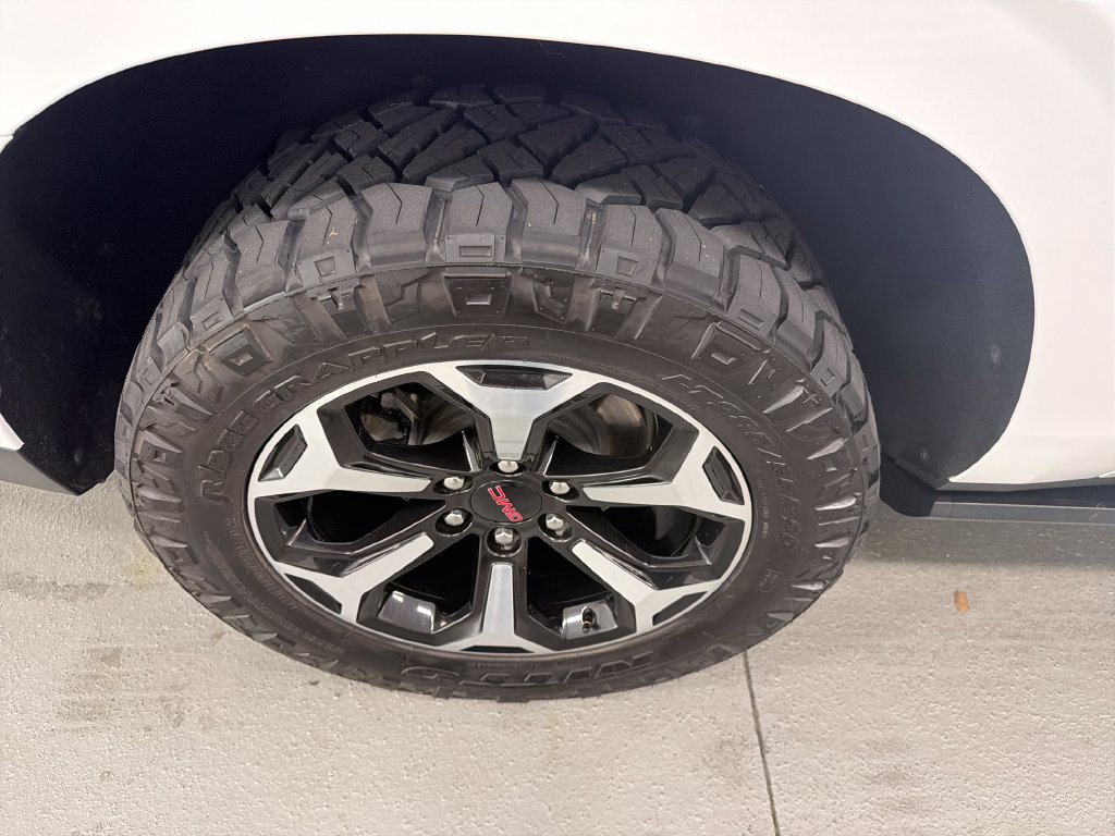 Used 2025 GMC Yukon XL AT4 w/ AT4 Premium Plus Package AWD/4WD image 4
