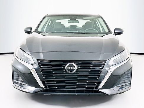 Used 2024 Nissan Altima 2.5 SV image 2