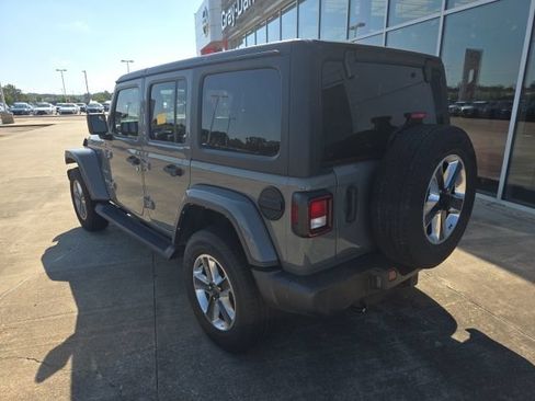 Used 2022 Jeep Wrangler Unlimited Sahara AWD/4WD image 15
