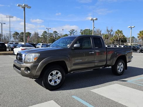 Used 2011 Toyota Tacoma PreRunner w/ SR5 Pkg #2 image 2
