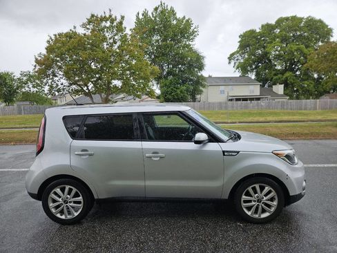 Used 2018 Kia Soul + FWD image 7