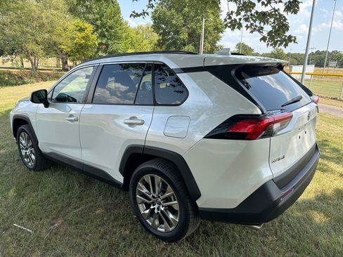 Used 2021 Toyota RAV4 XLE Premium FWD image 6