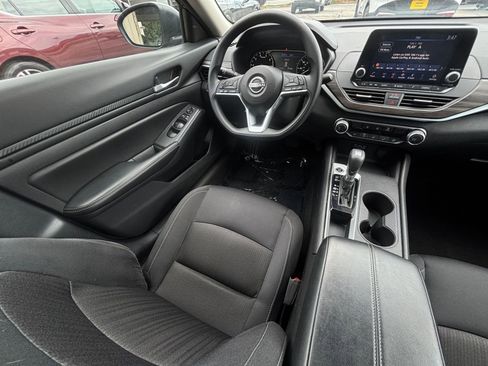 Used 2025 Nissan Altima 2.5 SV FWD image 34