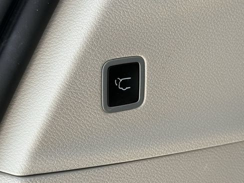 Used 2024 Chrysler Pacifica Touring-L FWD image 30