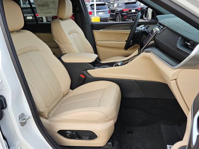 New 2025 Jeep Grand Cherokee Limited w/ Luxury Tech Group II RWD image 15