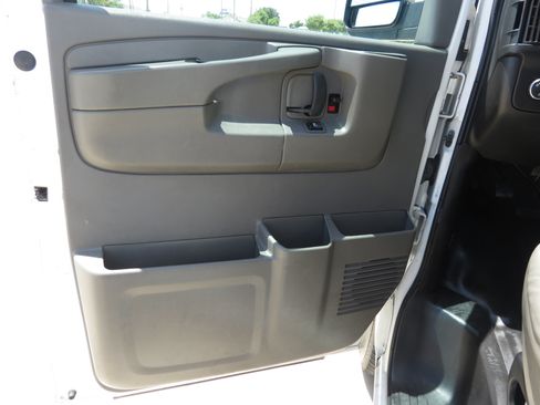 Used 2015 Chevrolet Express 2500 RWD image 21