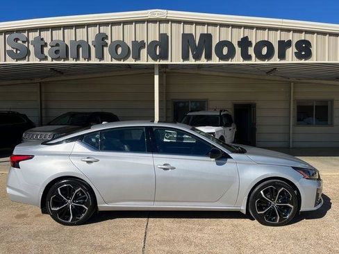 Used 2024 Nissan Altima 2.5 SR w/ SR Premium Package FWD image 1