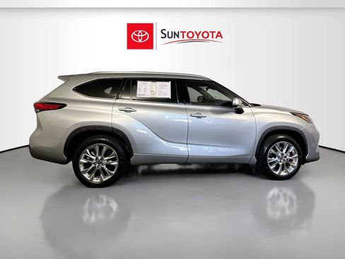 Used 2023 Toyota Highlander Limited image 2